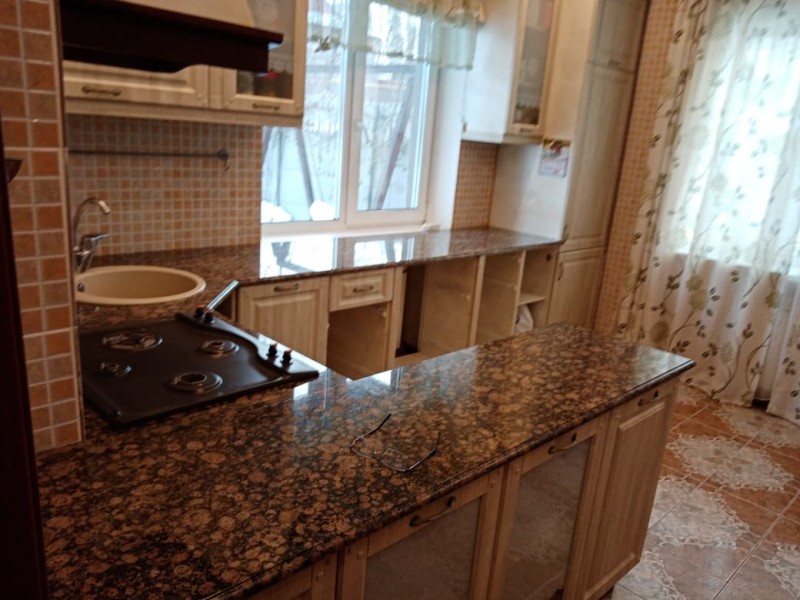 stoleshnitsa-granit_baltic_brown-5908.jpg